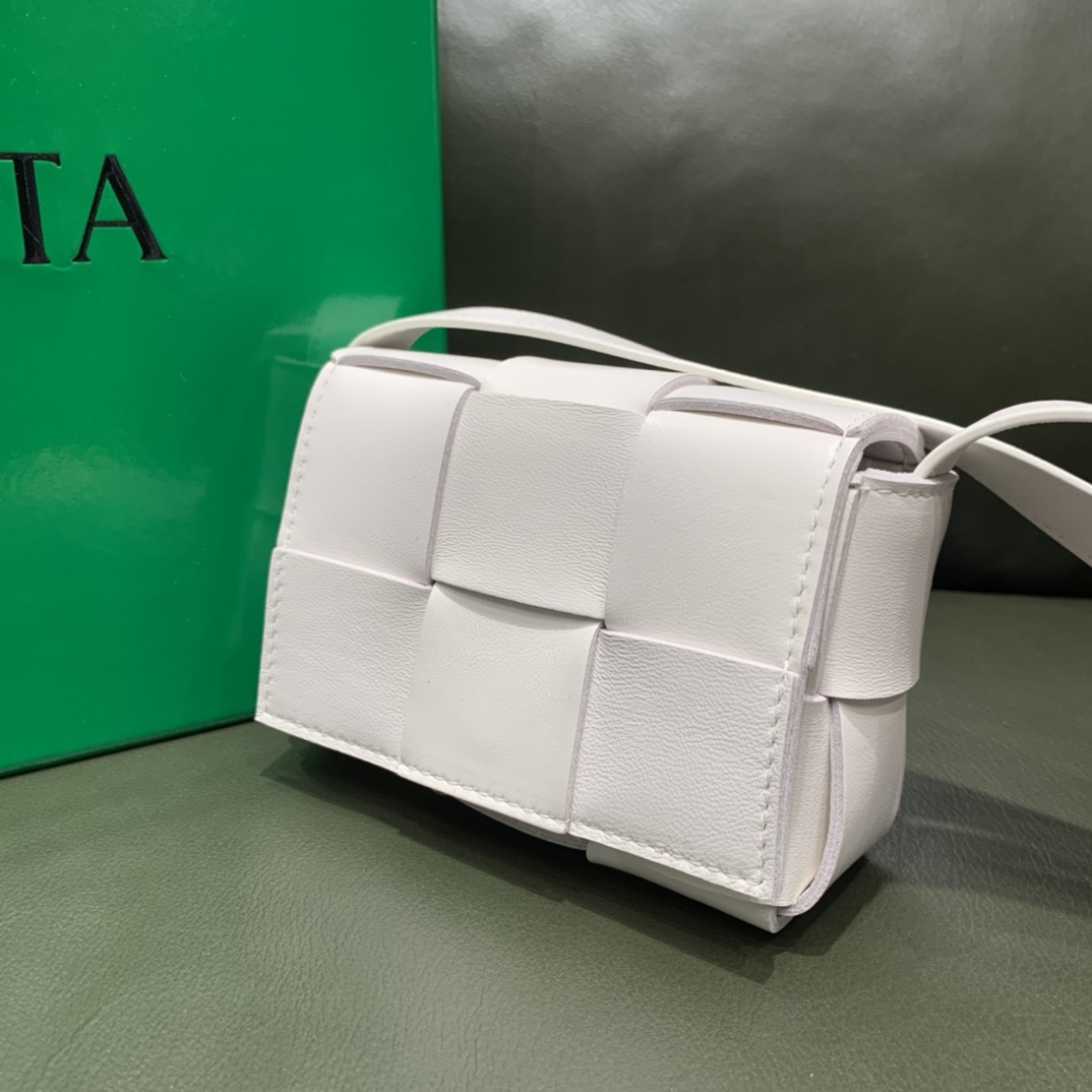 Bottega Veneta Mini Cassette 小包 666688羊皮白色