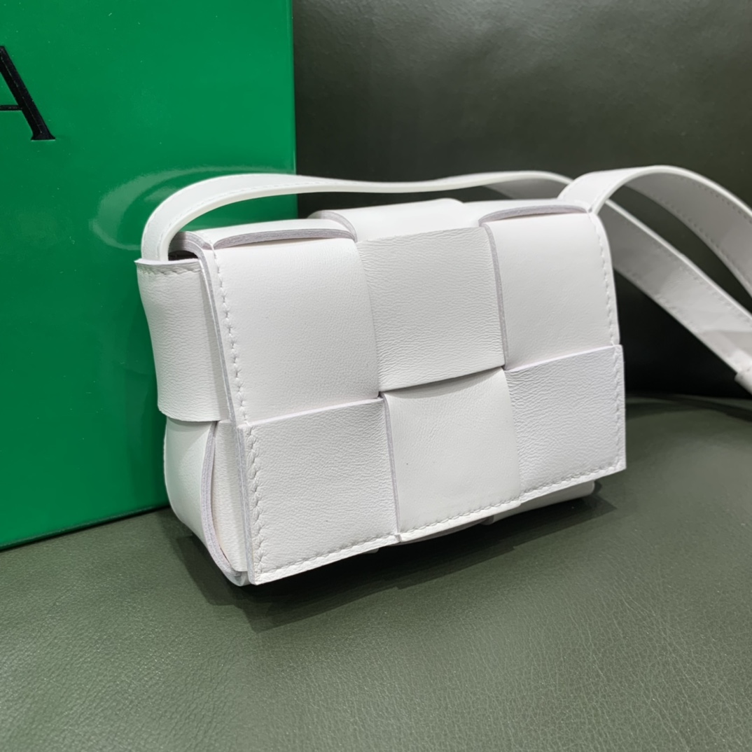 Bottega Veneta Mini Cassette 小包 666688羊皮白色