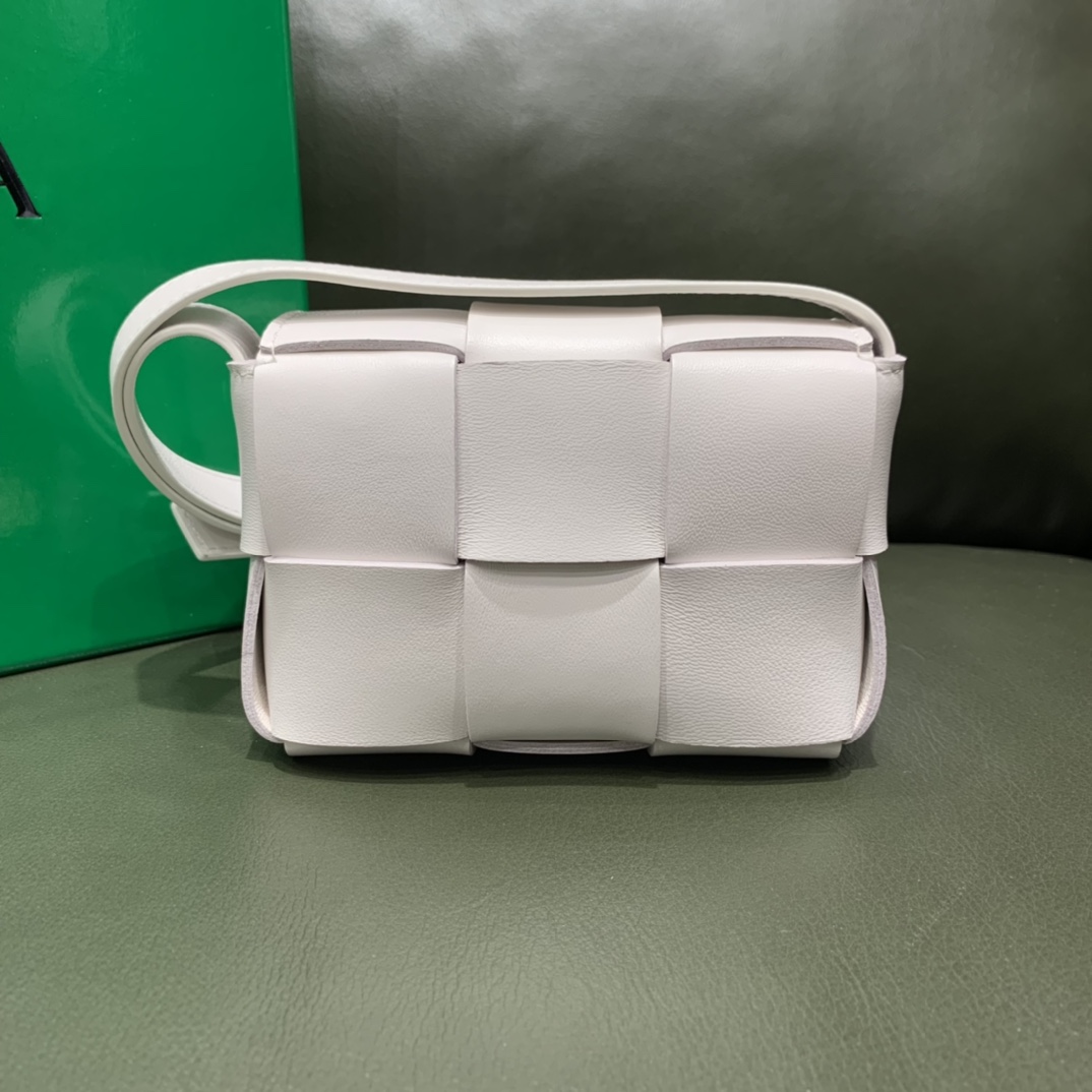 Bottega Veneta Mini Cassette 小包 666688羊皮白色