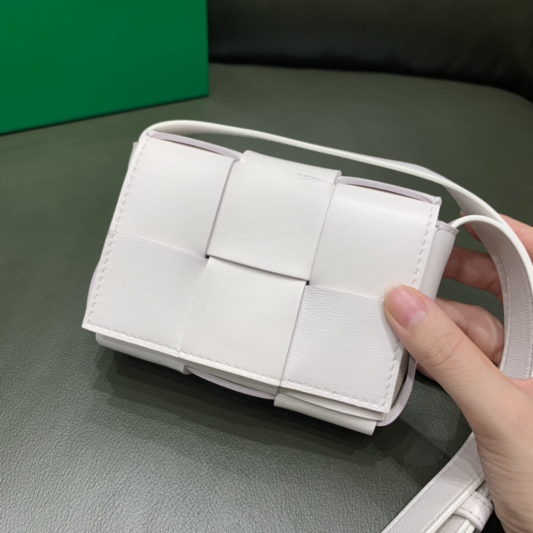 Bottega Veneta Mini Cassette 小包 666688羊皮白色