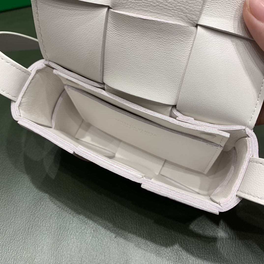 Bottega Veneta Mini Cassette 小包 666688羊皮白色