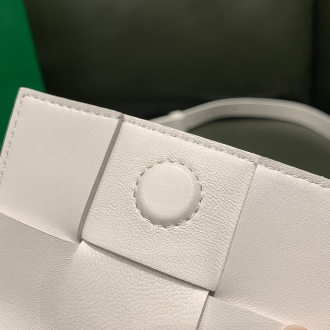 Bottega Veneta Mini Cassette 小包 666688羊皮白色