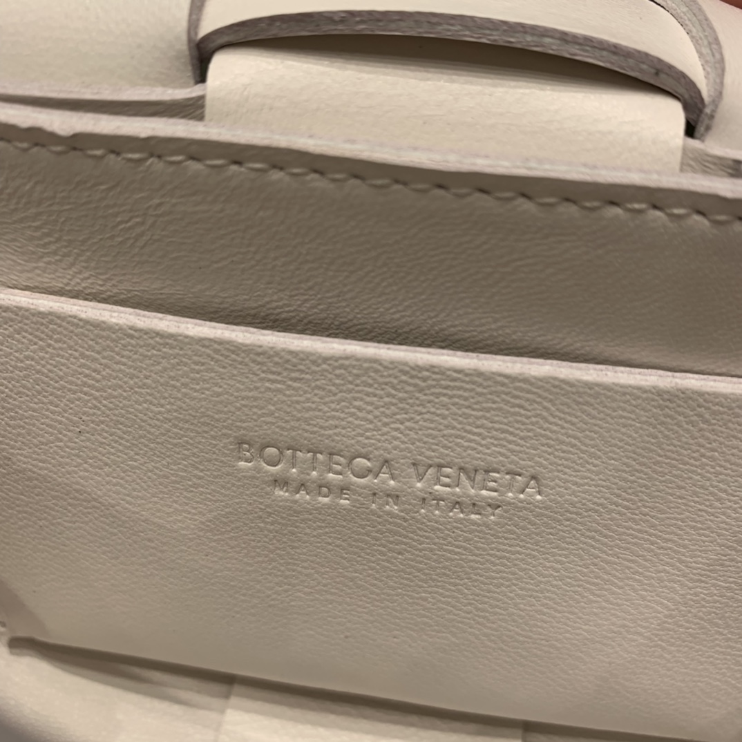 Bottega Veneta Mini Cassette 小包 666688羊皮白色