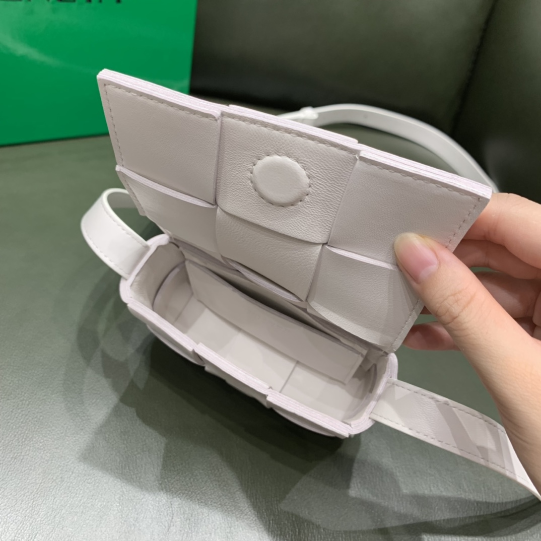 Bottega Veneta Mini Cassette 小包 666688羊皮白色