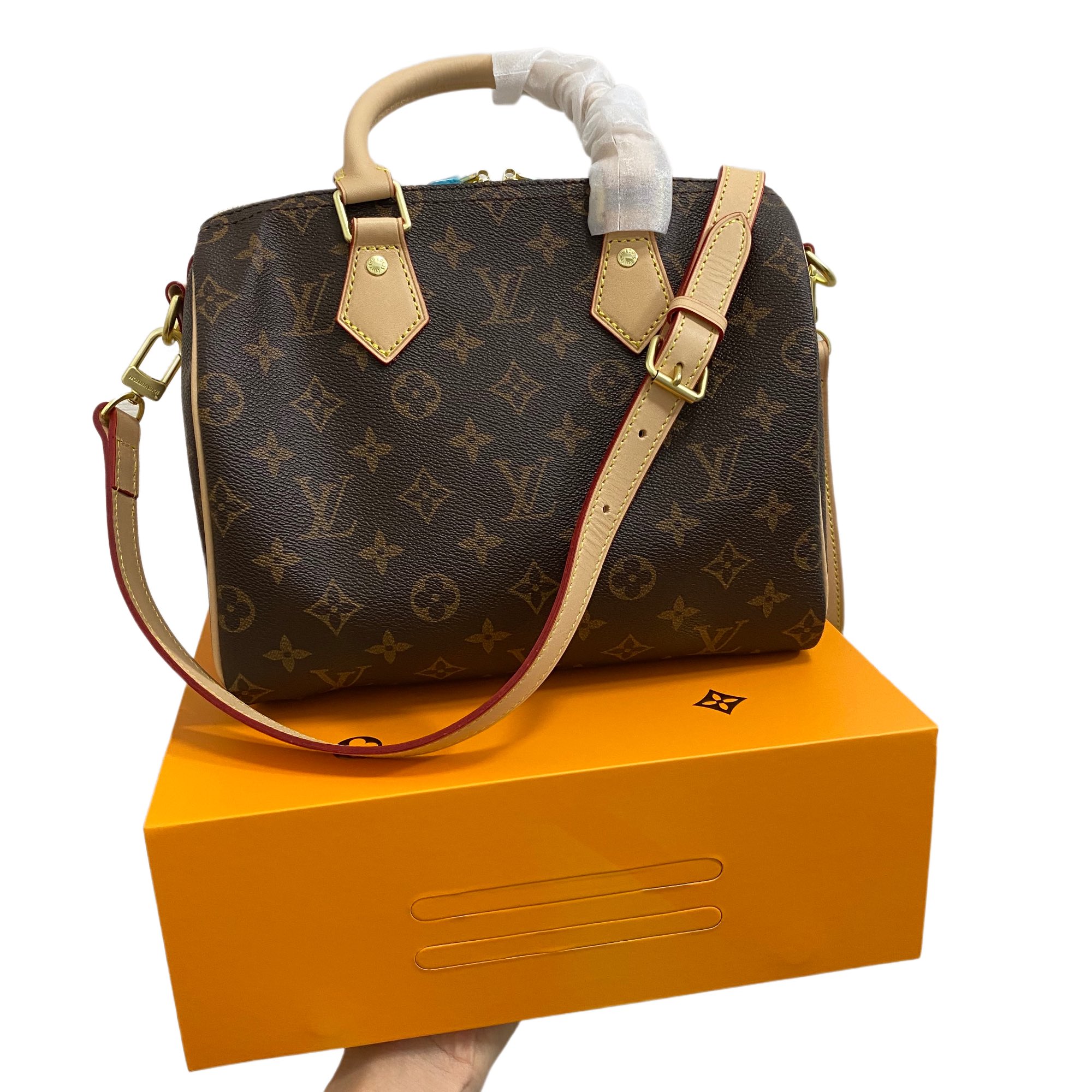 LV M41113 Speedy 25 手袋🅿️250 是一款理想的都市手袋. 标志性的造型与经典的 Monogram 帆布.加之多种携带方式和奢华的天然牛皮饰边为该包平添一份时尚前卫之感.闪亮的金色金属配件和挂锁一可锁的双拉链开合一内袋一可挂钥匙和配饰的D形环一柔软的织物内衬一可拆卸.可调节肩带. 规格:25*19*15cm