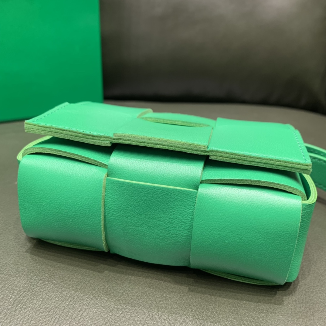 Bottega Veneta Mini Cassette 小包 666688羊皮鹦鹉绿