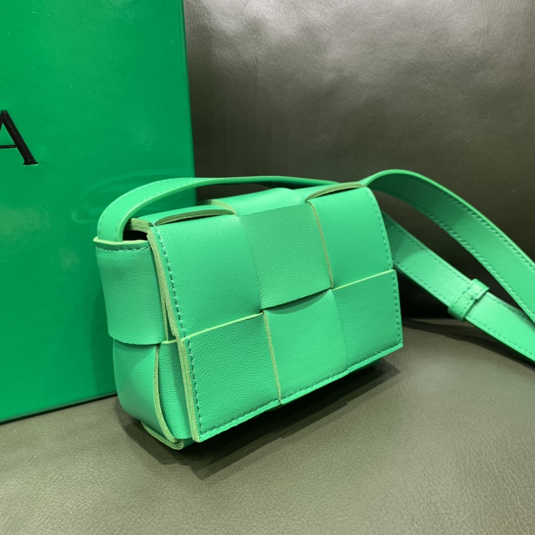 Bottega Veneta Mini Cassette 小包 666688羊皮鹦鹉绿