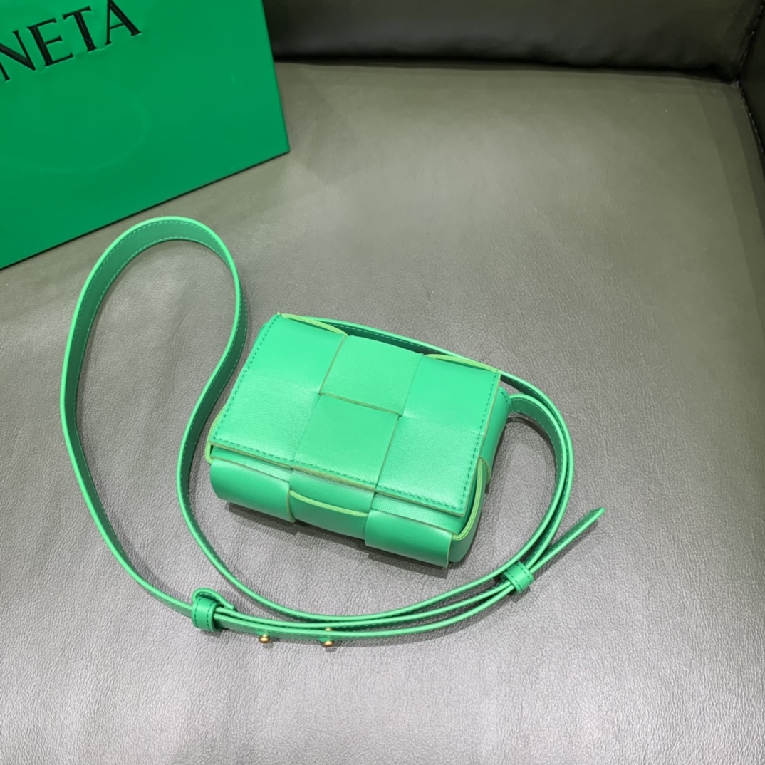 Bottega Veneta Mini Cassette 小包 666688羊皮鹦鹉绿