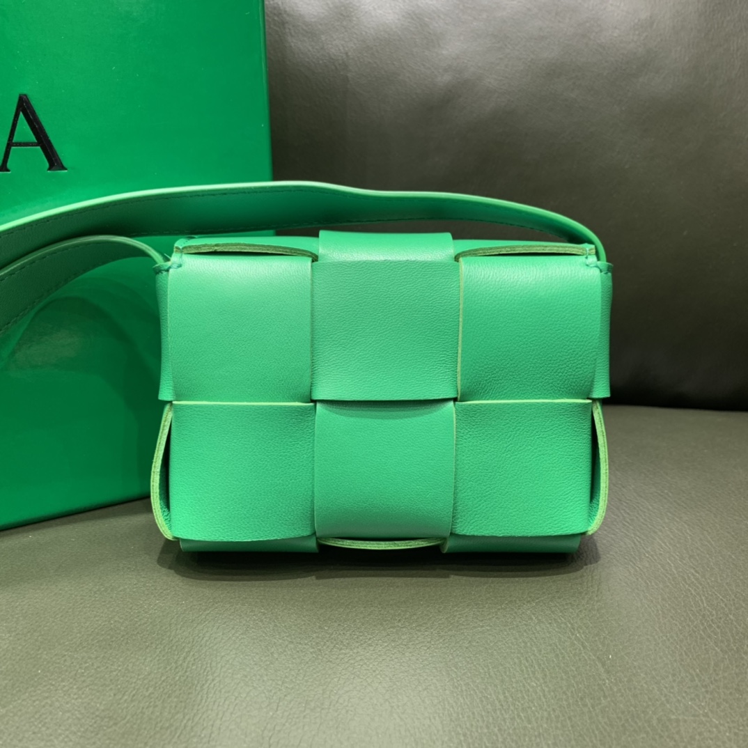 Bottega Veneta Mini Cassette 小包 666688羊皮鹦鹉绿