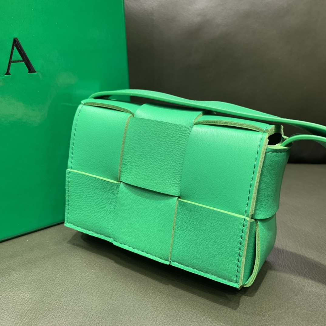 Bottega Veneta Mini Cassette 小包 666688羊皮鹦鹉绿