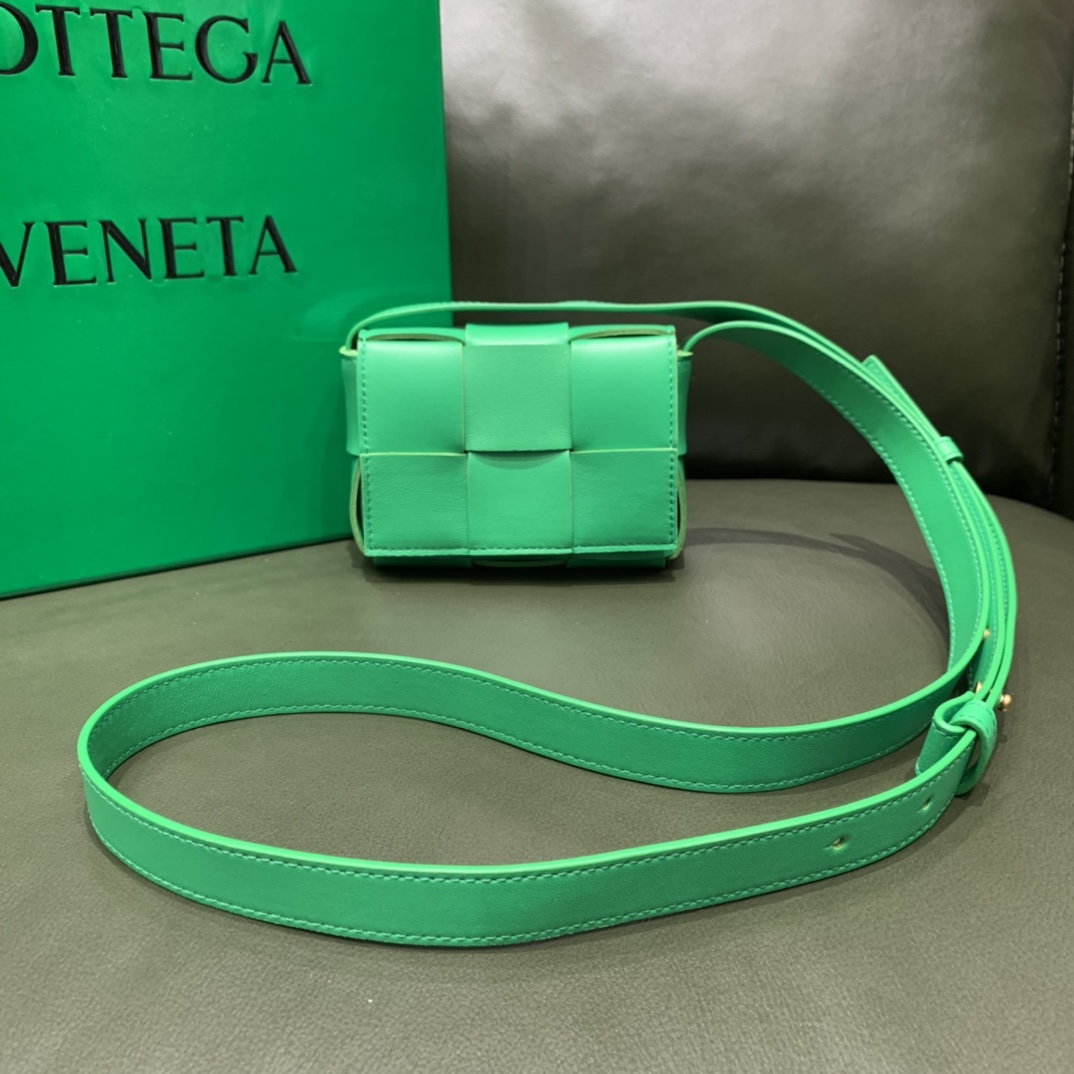 Bottega Veneta Mini Cassette 小包 666688羊皮鹦鹉绿