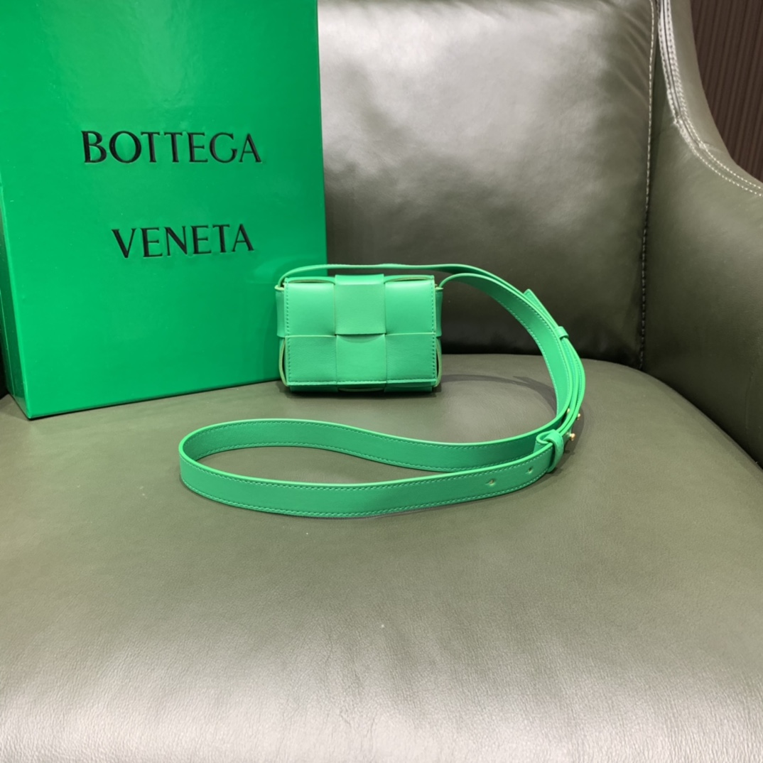 Bottega Veneta Mini Cassette 小包 666688羊皮鹦鹉绿
