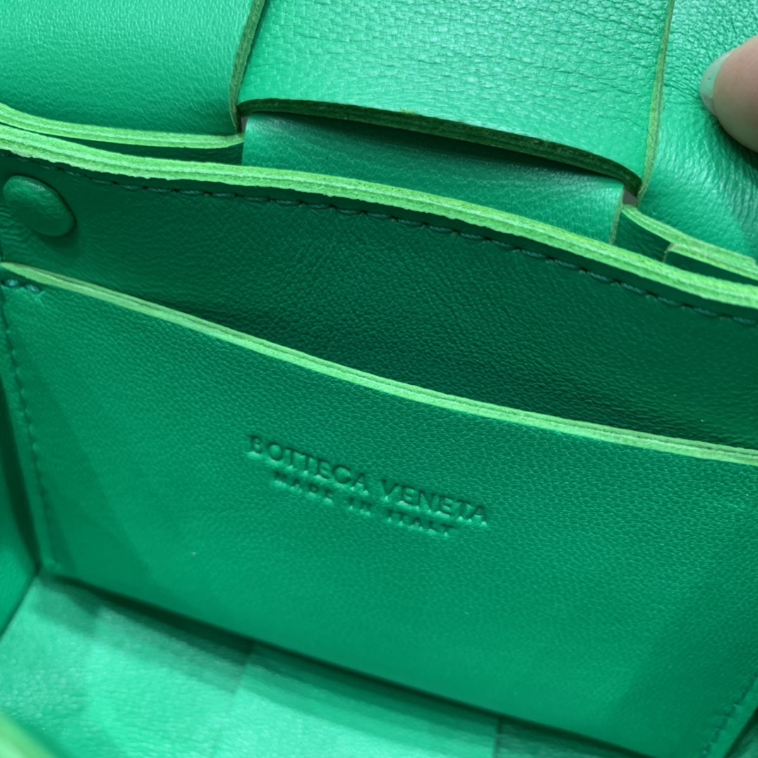 Bottega Veneta Mini Cassette 小包 666688羊皮鹦鹉绿