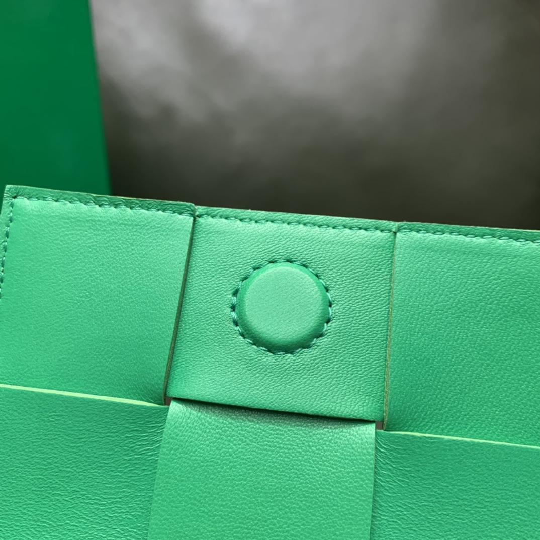 Bottega Veneta Mini Cassette 小包 666688羊皮鹦鹉绿
