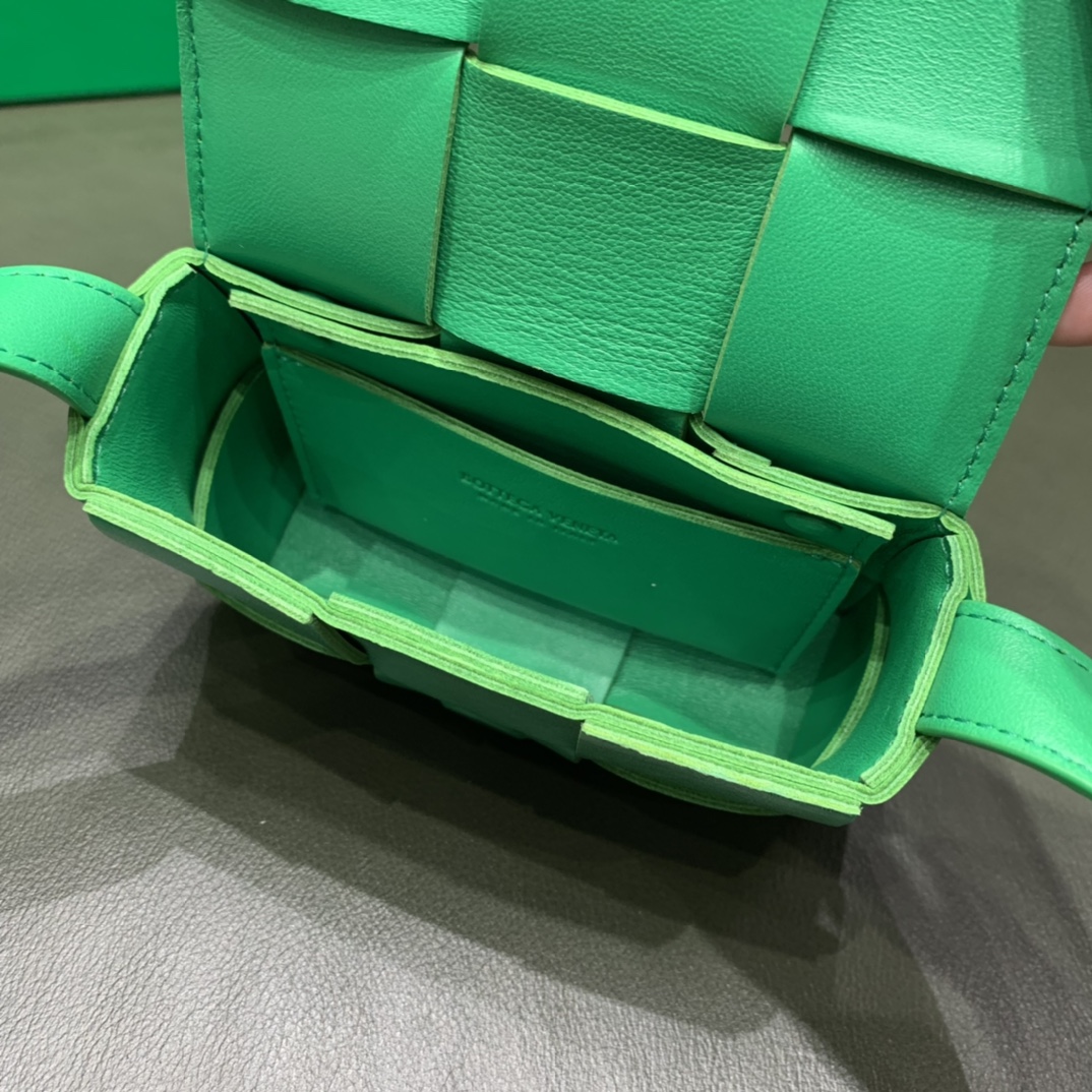 Bottega Veneta Mini Cassette 小包 666688羊皮鹦鹉绿