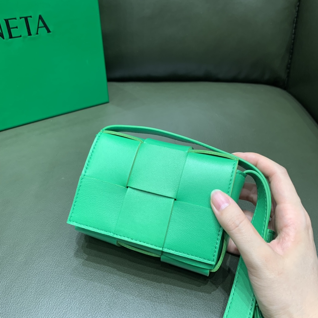 Bottega Veneta Mini Cassette 小包 666688羊皮鹦鹉绿