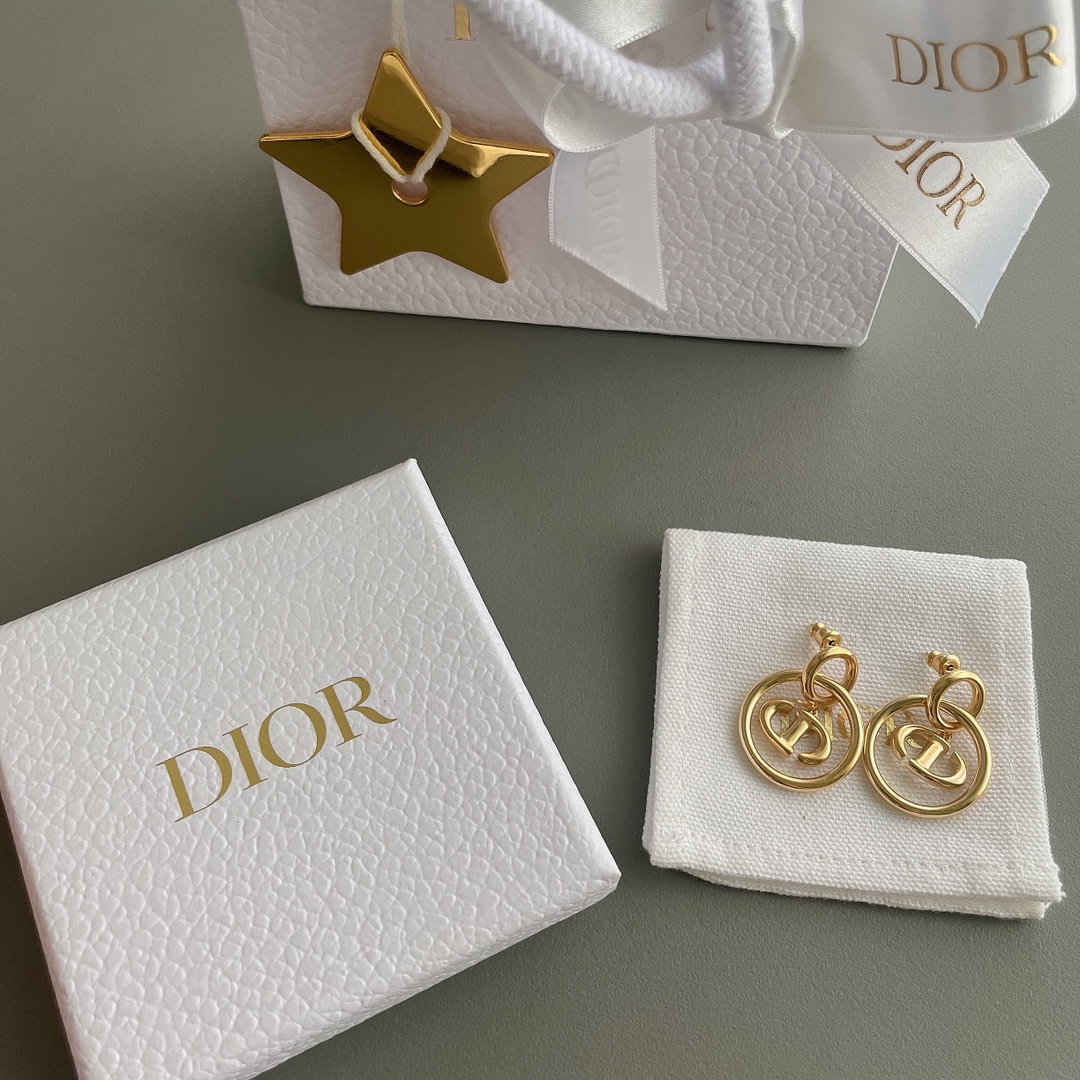 NO:857000,88150 [D size hoop earrings] Z, a simple and very special one, very, very beautiful!  Very good looking, fall in love at first sight!  The perfect collision combination of the proper metal characteristic circle + the letter CD, and the large circle and CD are movable, which is very dynamic and artistic, and the overall shape is full of details!  Our sophisticated craftsmanship can be said to be exactly the same as that of Z, and there is no difference at all!  A versatile model for commuting, the upper ear is very stylish!  ,,earrings,Cardia high-end jewelry1986090988150【D大小圈耳环】Z ,简单又很特别的一款,非常非常的好看！颜值超高,一眼就爱上！妥妥的金属特色圈圈+字母CD的完美碰撞结合体,而且大圈和CD是可以活动的,很有灵动感艺术感,整体造型满满的细节！我们醇熟工艺,可以说跟Z简直就是一样样的,丝毫看不出差异！通勤百搭款,上耳极具设感！,,earrings,卡迪亚高端饰品,Jewelry
