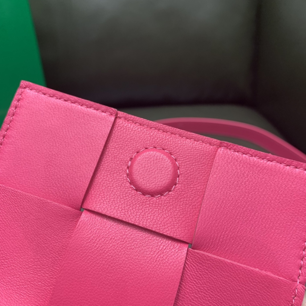 Bottega Veneta Mini Cassette 小包 666688羊皮粉红