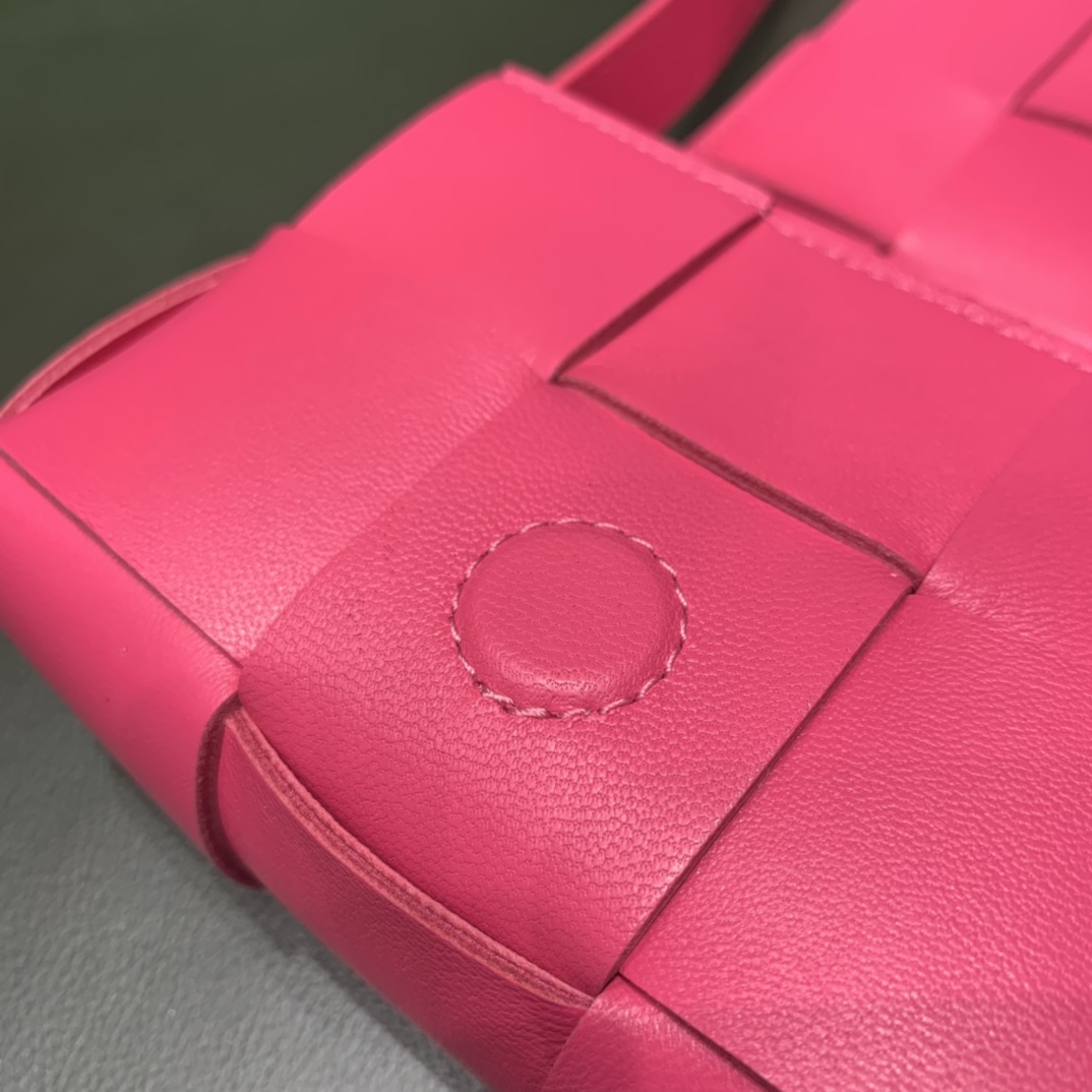 Bottega Veneta Mini Cassette 小包 666688羊皮粉红