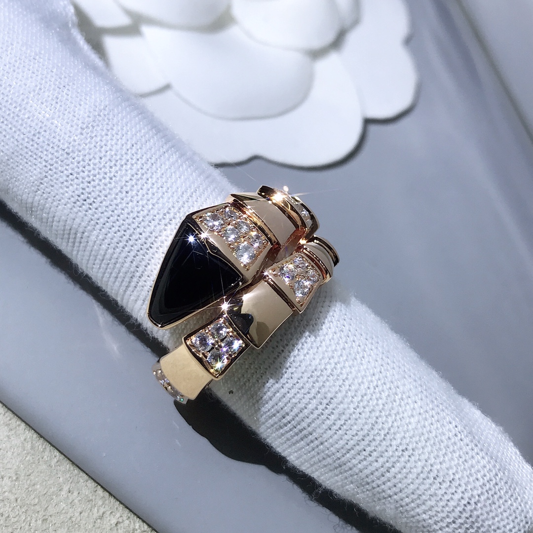 NO:634307,Baojia wide version of the snake ring, high quality, real shot, very heavy. Each section is hand-polished and hand-assembled. Each section is different in size and needs to be assembled section by section. The diamonds in each section are also arranged in different sizes. Hand-mounted. The white mother-of-pearl fits perfectly without gaps. All-round polishing without dead corners. All are mirror effects. Ready stock 5# 6# 7# 8#, 88300, Cardia high-end jewelry19860909宝家 宽版蛇戒 高货 实物拍摄 非常的重 每一节都是手工抛光手工组装, 每一节点大小都不一样,需要一节一节组装 每一节的钻也是大小不一的排列 手工镶嵌 白母贝非常的贴合无缝隙 全方位无死角的抛光 全是镜面效果 现货5# 6# 7# 8#,88300,,卡迪亚高端饰品,Jewelry