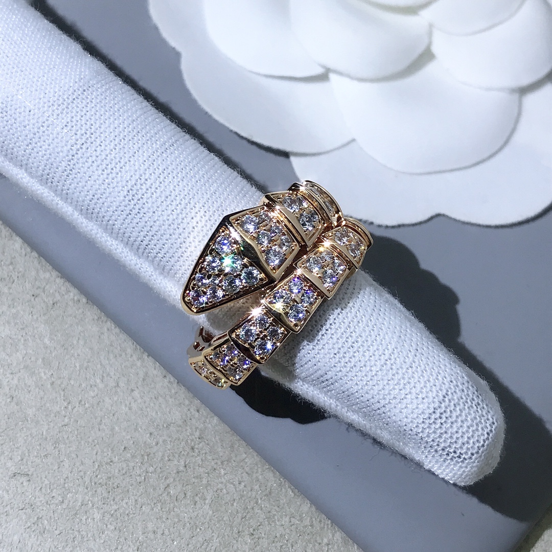 NO:631537,The B Bao wide version of the full-diamond snake-shaped ring has the same craftsmanship as the snake-shaped bracelet. You can find out more about it. Because the ring accessories are relatively small in size and do not need to be broken apart and worn like a bracelet, the snake ring is made of silver. The accessories are connected in series by hand, which is precise and time-consuming, and the shipment is very slow. For luxury full-diamond jewelry rings, we use purely hand-set craftsmanship, and no stones will fall off. Stones that have not been dewaxed at high temperatures will be shinier, more transparent and stronger. It is very heavy. Each section is polished and assembled by hand.  Each node is different in size and needs to be assembled one by one. The diamonds in each section are also arranged in different sizes. They are inlaid by hand. The white mother-of-pearl fits perfectly without gaps. It is polished in all directions and has no dead ends. It has a mirror effect. In stock 5# 6# 7# 8#, 88290, ring, bracelet, Cartier high-end jewelry19860909B宝宽版满钻蛇形戒指,工艺和蛇形手镯是一样的,大家可以去了解一下,因为戒指配件体积相对比较小,也不需要和手镯一样掰开佩戴所以蛇戒指做的是银件.配件串联都是手工完成,精密又耗时,出货很慢.奢华满钻款的珠宝戒指我们都是纯手镶工艺,不掉石,不经过高温脱腊的石头也会更闪更透更牢固. 非常的重 每一节都是手工抛光手工组装, 每一节点大小都不一样,需要一节一节组装 每一节的钻也是大小不一的排列 手工镶嵌 白母贝非常的贴合无缝隙 全方位无死角的抛光 全是镜面效果 现货5# 6# 7# 8#,88290,,ring,bracelet,卡迪亚高端饰品,Jewelry