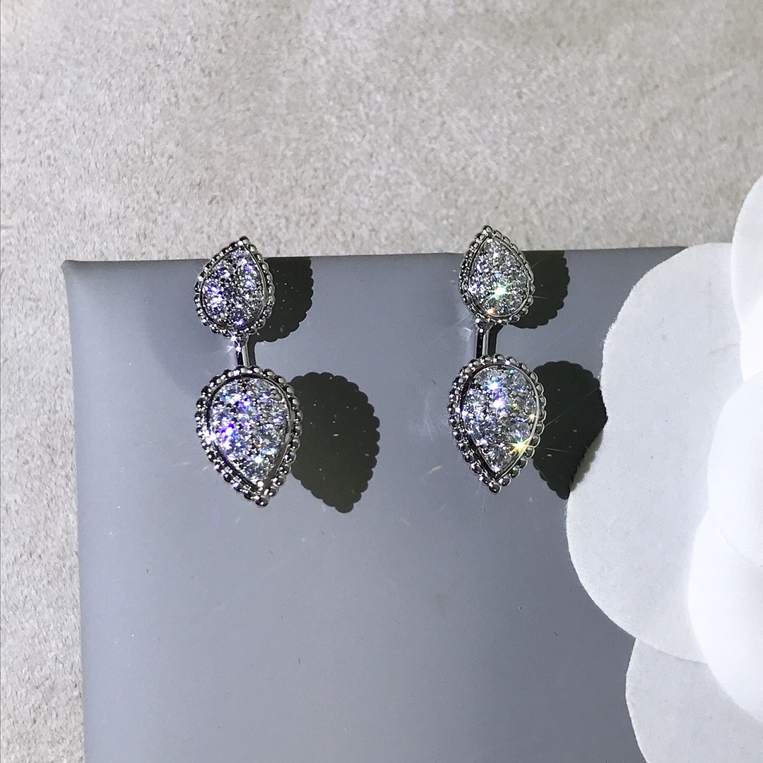 NO:634306,Actual photo of BOUCH*RON classic two-piece earrings. Each bead edge is round and full, polished without dead ends. The bottom is honeycomb-shaped. Very delicate and very textured. High-grade button chain, perfect texture. In stock 88260, earrings, Cartier high-end jewelry.19860909实物拍摄 BOUCH*RON 经典两戴耳环 珠边每一粒都是圆润饱满,无死角抛光 底部有蜂窝状 非常的精致 非常质感 高级纽绳链条,质感满分 现货88260,,earrings,卡迪亚高端饰品,Jewelry