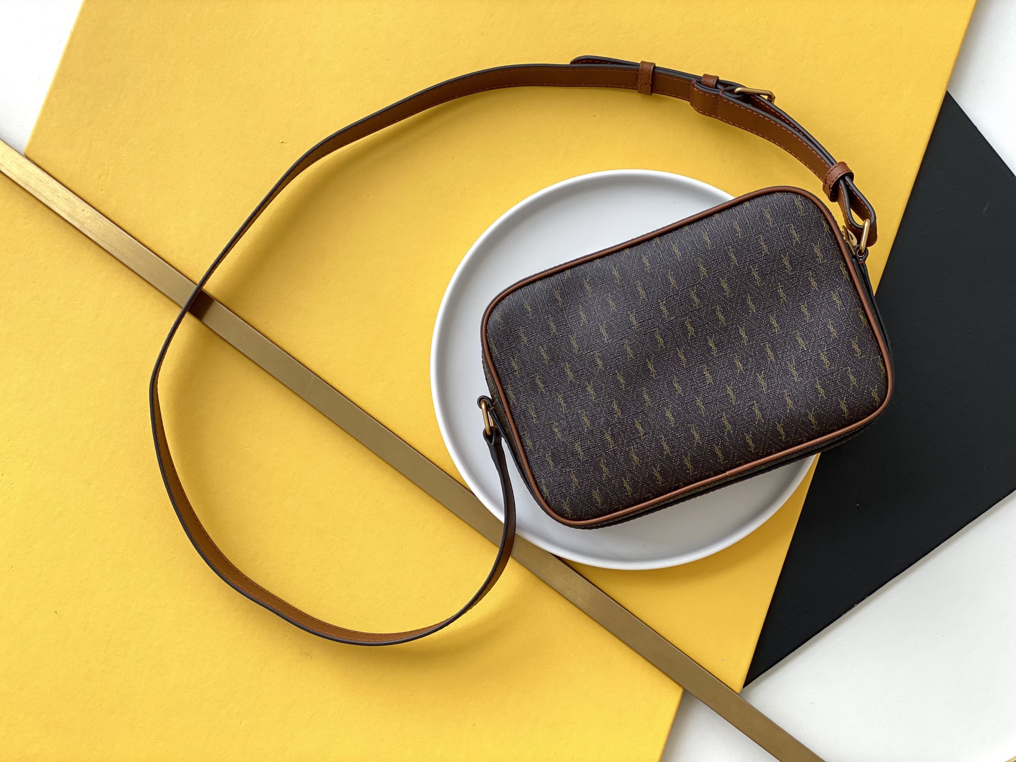 国庆🇨🇳调价P550 🌸 【配全套原版包装】全新老花系列强势回归，复古印花图案真的很Old school 秋冬搭配一把利器，相机包的造型非常百搭，关键是极轻♡
复古印花图案在上世纪六十年代巴黎时装周里就掀起热潮，不同的是如今大家伙儿的时髦态度已经融入生活，身背老花单品行走到哪都像在巴黎时装周～心尖尖喜欢的款 秒get
款号：669957《圣罗棕金扣》
尺寸：21.5&times;15&times;7cm