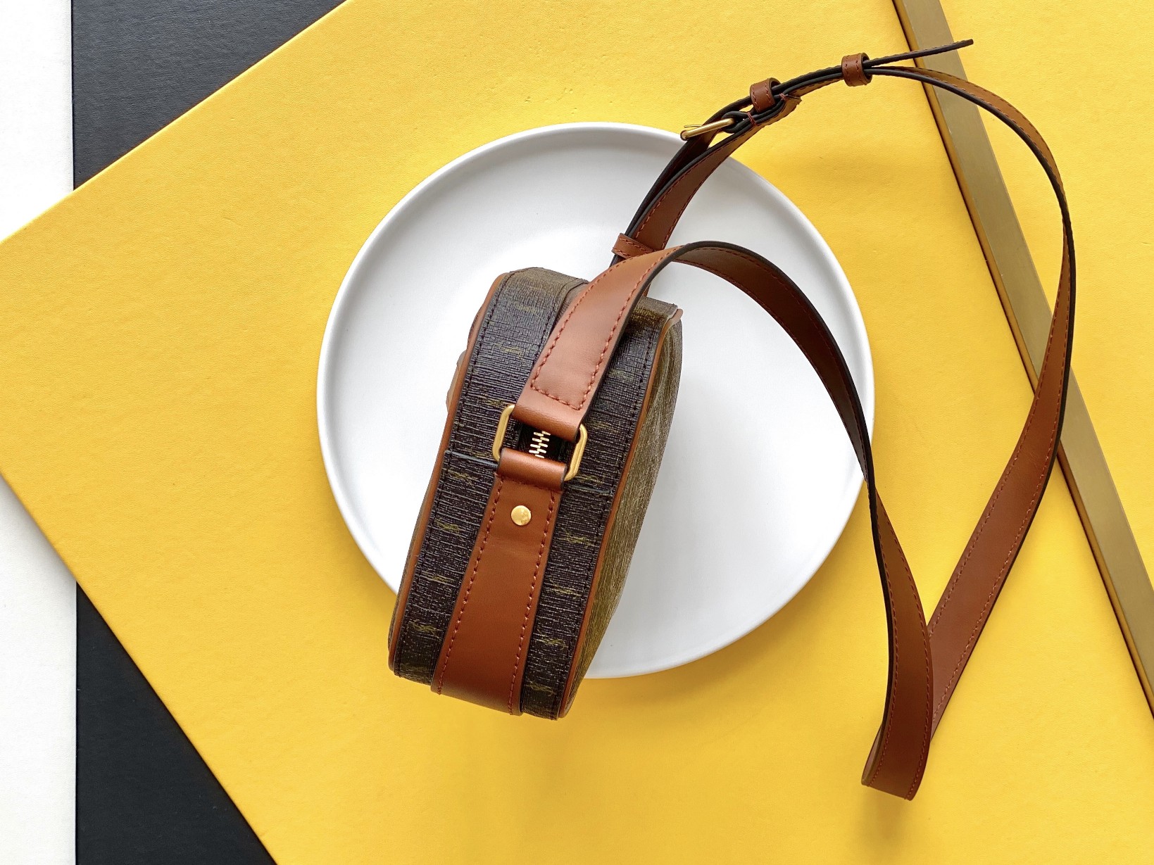 国庆🇨🇳调价P550 🌸 【配全套原版包装】全新老花系列强势回归，复古印花图案真的很Old school 秋冬搭配一把利器，相机包的造型非常百搭，关键是极轻♡
复古印花图案在上世纪六十年代巴黎时装周里就掀起热潮，不同的是如今大家伙儿的时髦态度已经融入生活，身背老花单品行走到哪都像在巴黎时装周～心尖尖喜欢的款 秒get
款号：669957《圣罗棕金扣》
尺寸：21.5&times;15&times;7cm