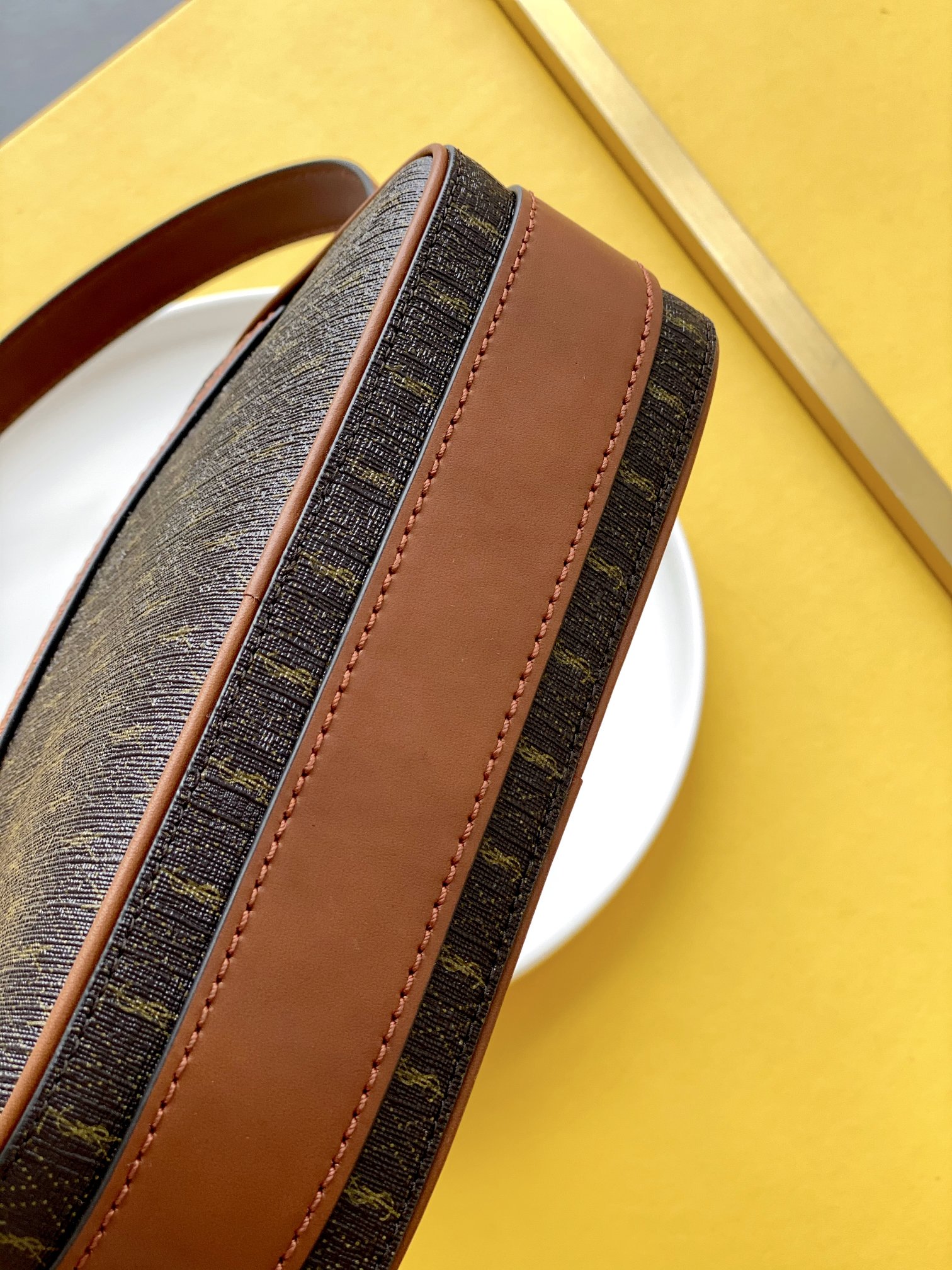 国庆🇨🇳调价P550 🌸 【配全套原版包装】全新老花系列强势回归，复古印花图案真的很Old school 秋冬搭配一把利器，相机包的造型非常百搭，关键是极轻♡
复古印花图案在上世纪六十年代巴黎时装周里就掀起热潮，不同的是如今大家伙儿的时髦态度已经融入生活，身背老花单品行走到哪都像在巴黎时装周～心尖尖喜欢的款 秒get
款号：669957《圣罗棕金扣》
尺寸：21.5&times;15&times;7cm