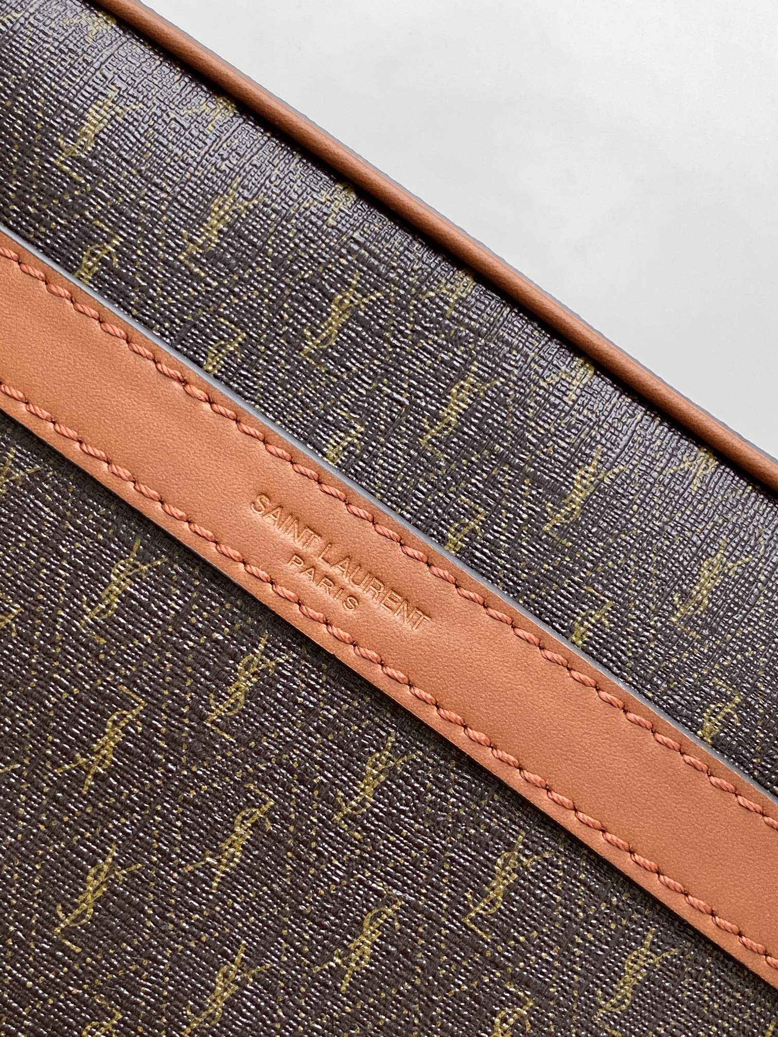 国庆🇨🇳调价P550 🌸 【配全套原版包装】全新老花系列强势回归，复古印花图案真的很Old school 秋冬搭配一把利器，相机包的造型非常百搭，关键是极轻♡
复古印花图案在上世纪六十年代巴黎时装周里就掀起热潮，不同的是如今大家伙儿的时髦态度已经融入生活，身背老花单品行走到哪都像在巴黎时装周～心尖尖喜欢的款 秒get
款号：669957《圣罗棕金扣》
尺寸：21.5&times;15&times;7cm