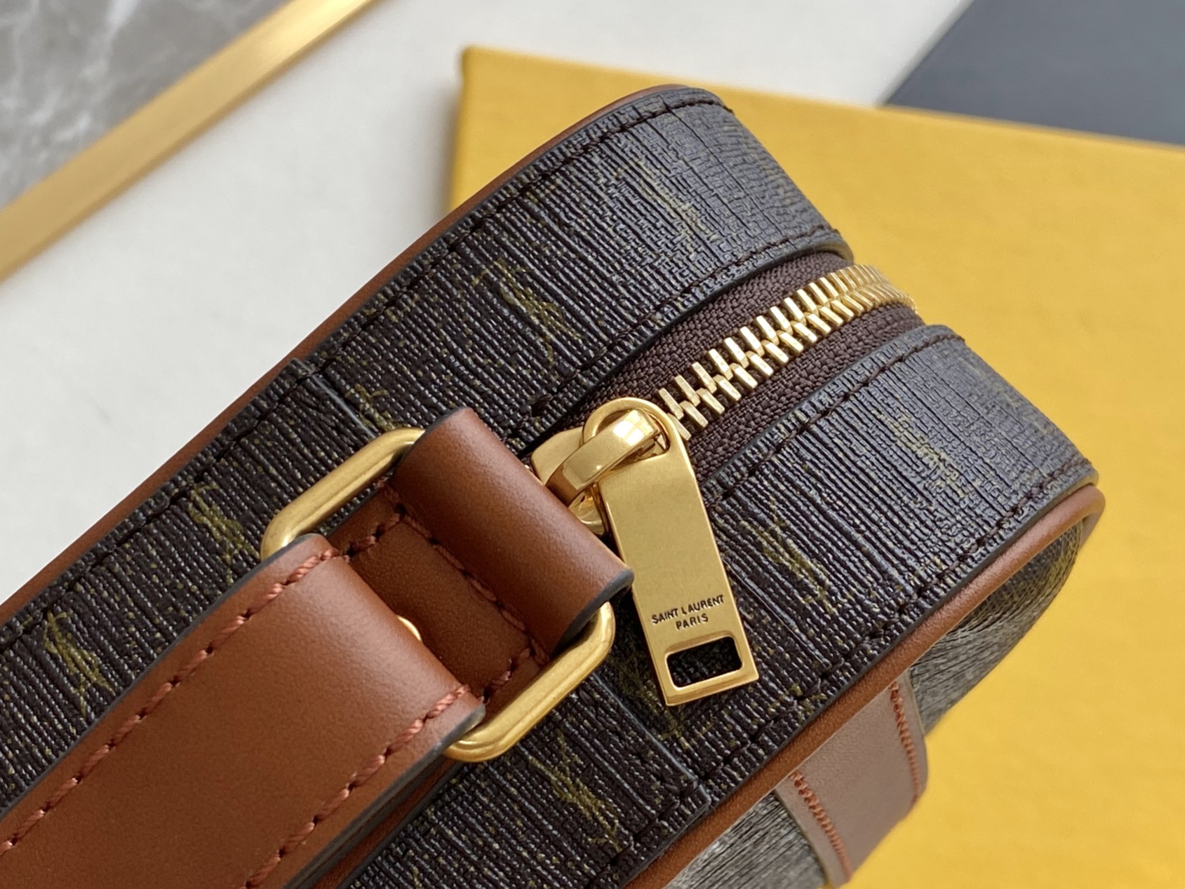 国庆🇨🇳调价P550 🌸 【配全套原版包装】全新老花系列强势回归，复古印花图案真的很Old school 秋冬搭配一把利器，相机包的造型非常百搭，关键是极轻♡
复古印花图案在上世纪六十年代巴黎时装周里就掀起热潮，不同的是如今大家伙儿的时髦态度已经融入生活，身背老花单品行走到哪都像在巴黎时装周～心尖尖喜欢的款 秒get
款号：669957《圣罗棕金扣》
尺寸：21.5&times;15&times;7cm