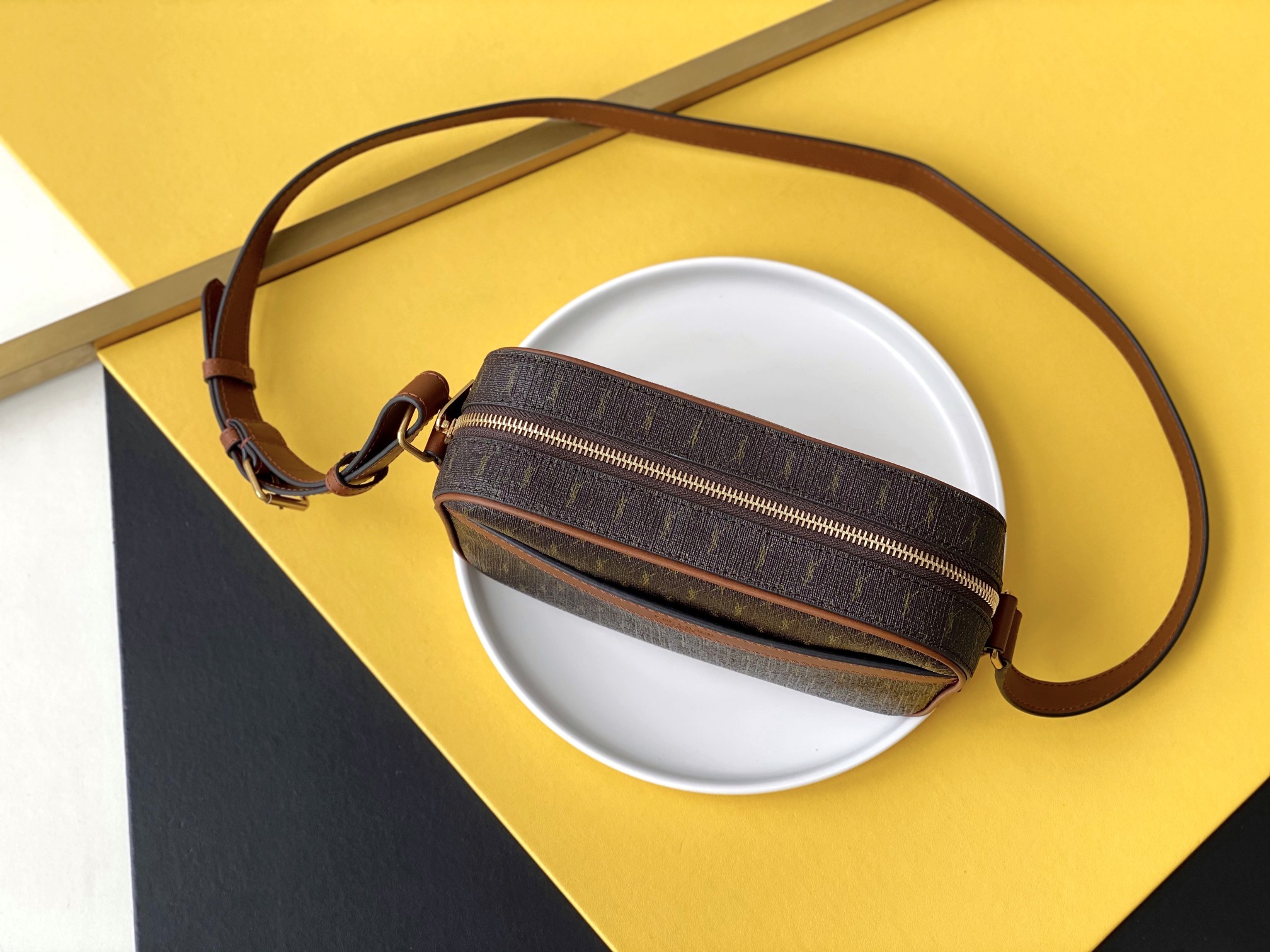 国庆🇨🇳调价P550 🌸 【配全套原版包装】全新老花系列强势回归，复古印花图案真的很Old school 秋冬搭配一把利器，相机包的造型非常百搭，关键是极轻♡
复古印花图案在上世纪六十年代巴黎时装周里就掀起热潮，不同的是如今大家伙儿的时髦态度已经融入生活，身背老花单品行走到哪都像在巴黎时装周～心尖尖喜欢的款 秒get
款号：669957《圣罗棕金扣》
尺寸：21.5&times;15&times;7cm