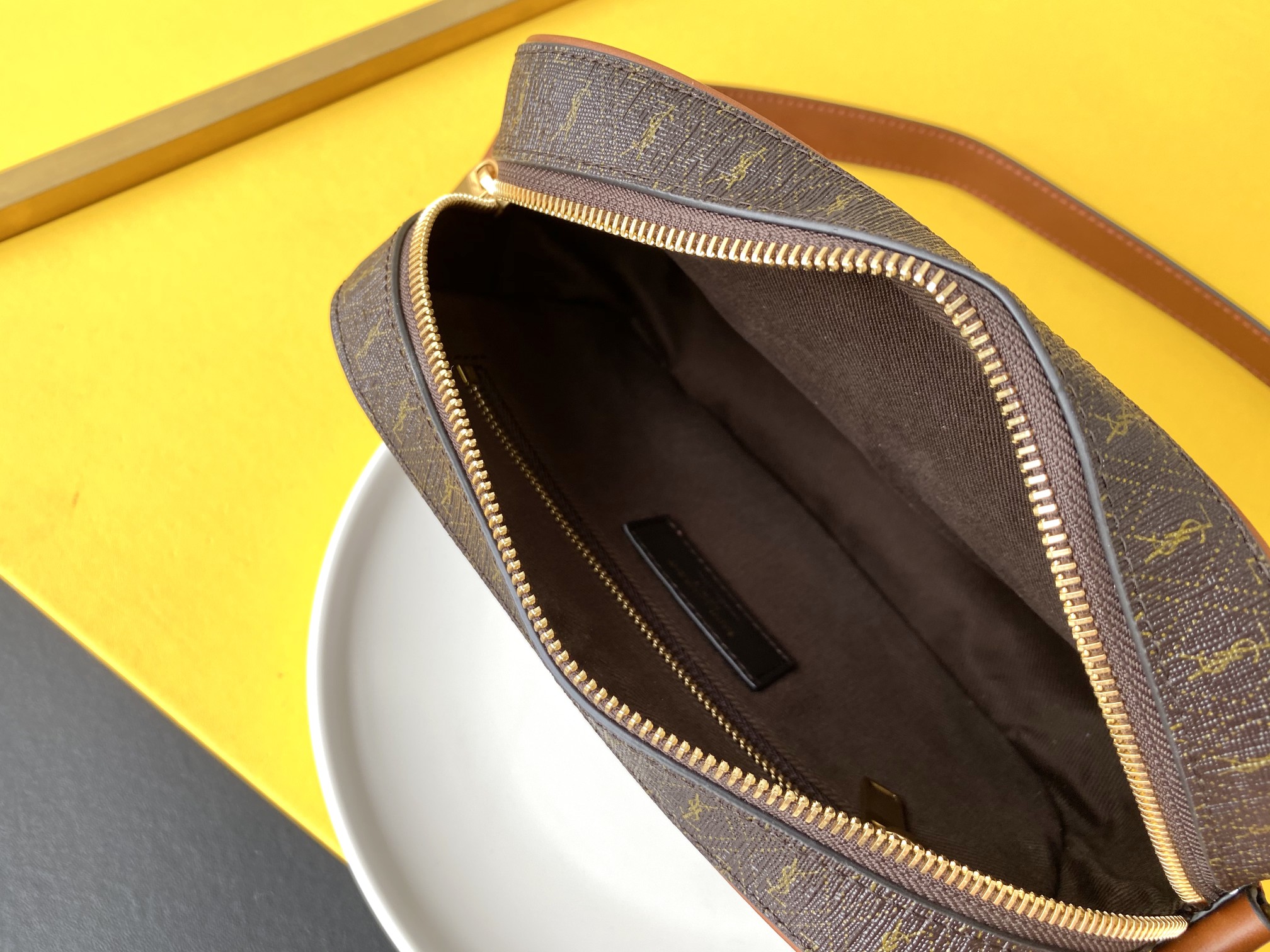 国庆🇨🇳调价P550 🌸 【配全套原版包装】全新老花系列强势回归，复古印花图案真的很Old school 秋冬搭配一把利器，相机包的造型非常百搭，关键是极轻♡
复古印花图案在上世纪六十年代巴黎时装周里就掀起热潮，不同的是如今大家伙儿的时髦态度已经融入生活，身背老花单品行走到哪都像在巴黎时装周～心尖尖喜欢的款 秒get
款号：669957《圣罗棕金扣》
尺寸：21.5&times;15&times;7cm