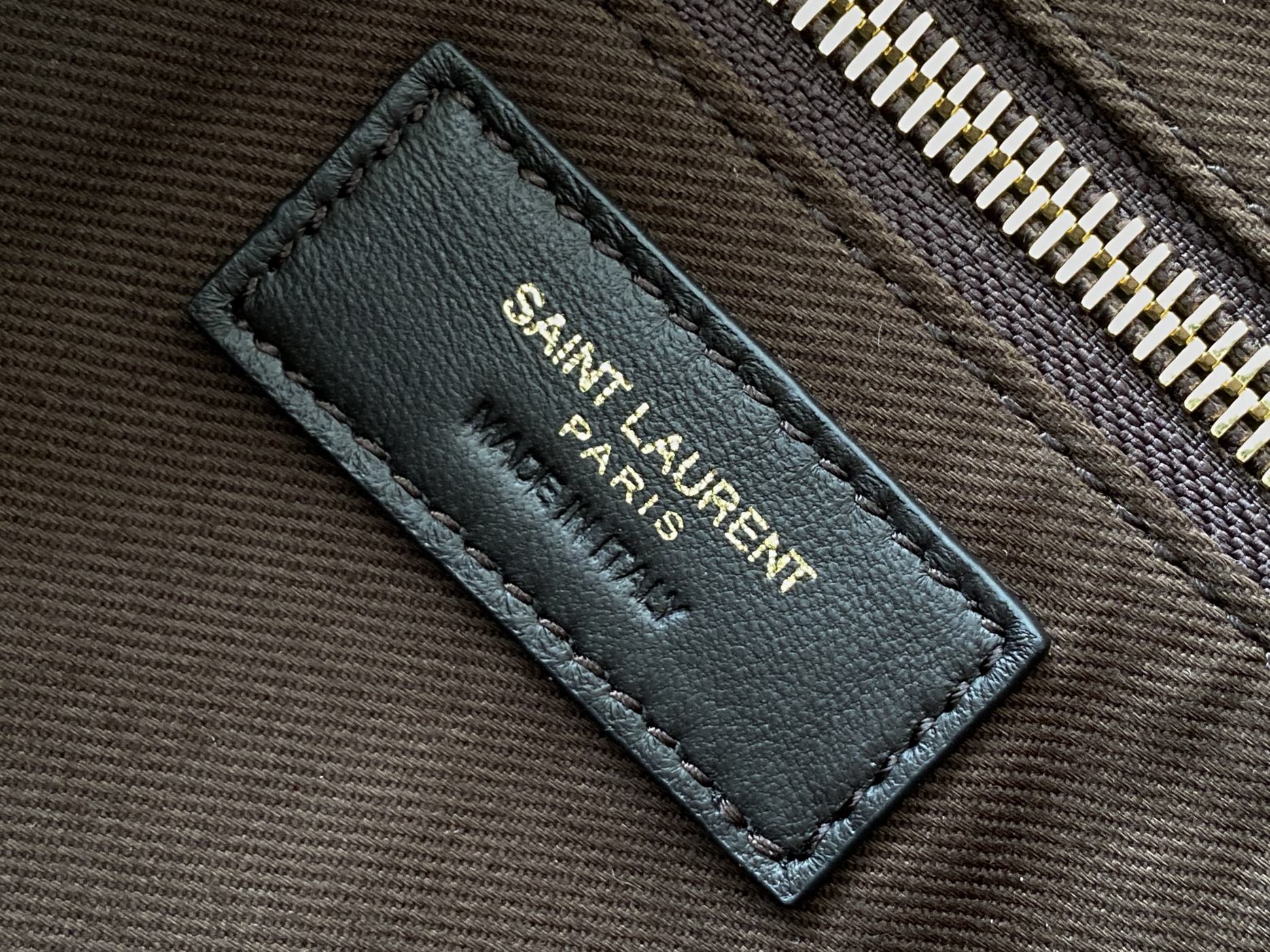 国庆🇨🇳调价P550 🌸 【配全套原版包装】全新老花系列强势回归，复古印花图案真的很Old school 秋冬搭配一把利器，相机包的造型非常百搭，关键是极轻♡
复古印花图案在上世纪六十年代巴黎时装周里就掀起热潮，不同的是如今大家伙儿的时髦态度已经融入生活，身背老花单品行走到哪都像在巴黎时装周～心尖尖喜欢的款 秒get
款号：669957《圣罗棕金扣》
尺寸：21.5&times;15&times;7cm