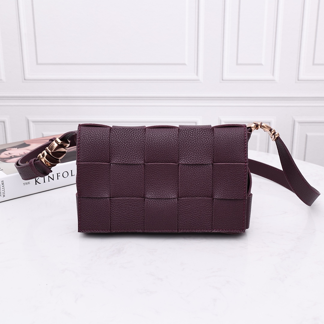 Bottega Veneta CASSETTE из телячьей кожи с зернистой текстурой, металлическая фурнитура, плечевой ремень, плетёная сумка