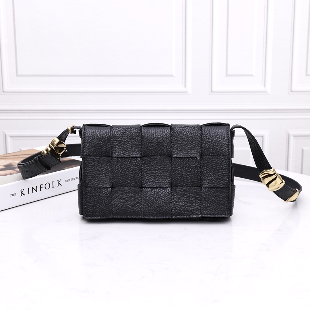 Bottega Veneta CASSETTE из телячьей кожи с текстурой зерна, металлическая фурнитура, плечевой ремень