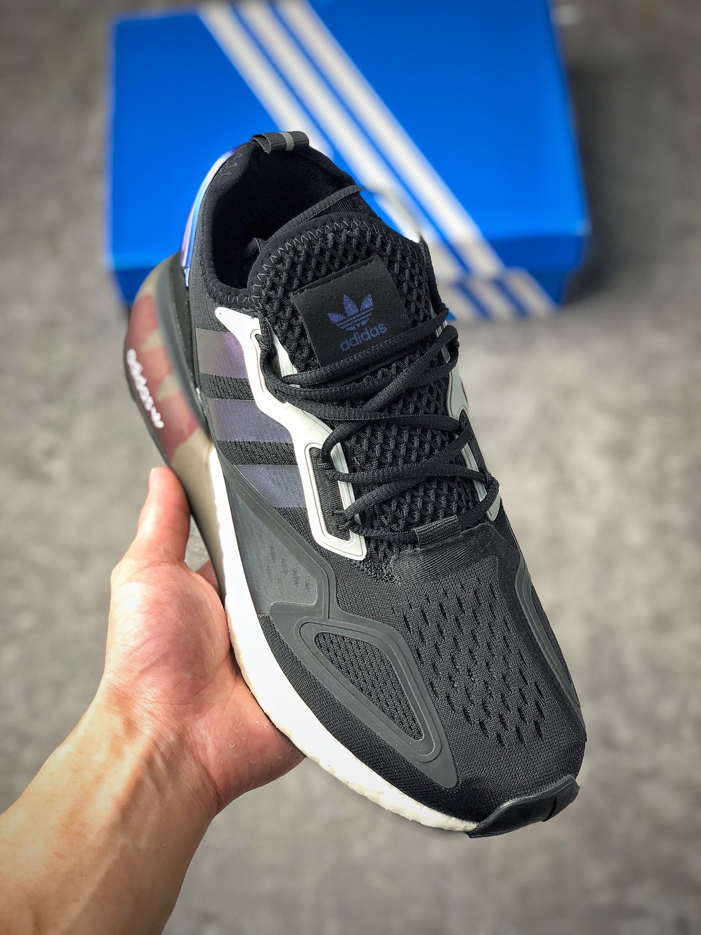 福利特价 开学季 
 支持放店
Adidas Originals ZX 2K Boost 易烊千玺同款 （男码多）
全新爆米花缓震休闲运动跑鞋。以80年代跑鞋为灵感 采用网材和热塑性聚氨酯弹性体(TPU)鞋面，力求助你彰显自我，Boost中底，旨在带来舒适运动感。 货号：FZ4839
SIZE ： 40 40.5 41 42 42.5 43 44 44.5 45