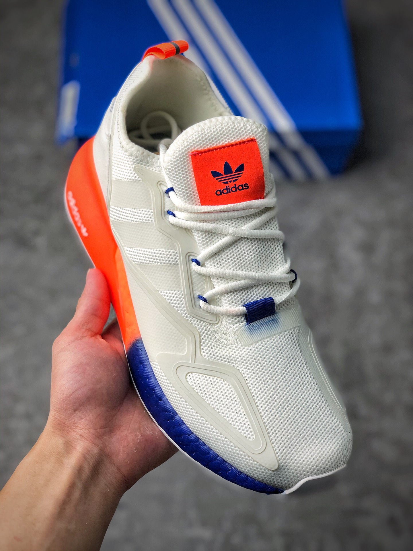 福利特价 开学季 
 支持放店
Adidas Originals ZX 2K Boost 易烊千玺同款 （男码多）
全新爆米花缓震休闲运动跑鞋。以80年代跑鞋为灵感 采用网材和热塑性聚氨酯弹性体(TPU)鞋面，力求助你彰显自我，Boost中底，旨在带来舒适运动感。 货号：FZ4839
SIZE ： 40 40.5 41 42 42.5 43 44 44.5 45