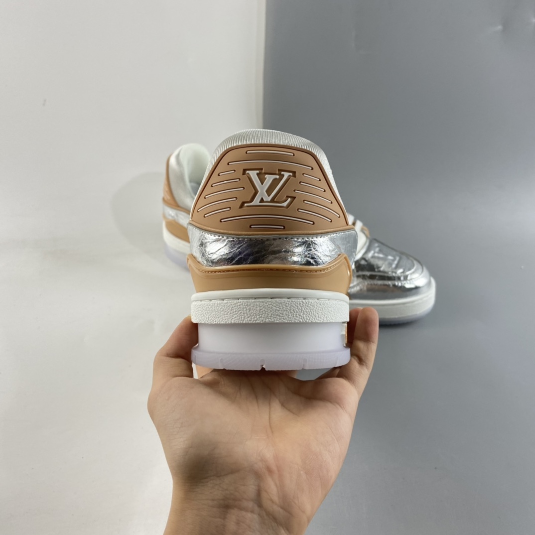 P600  全新LV路易威登Louis vuitton Trainer Sneaker Low休闲运动文化百搭篮球板鞋“锡箔银燕麦棕”1A9969