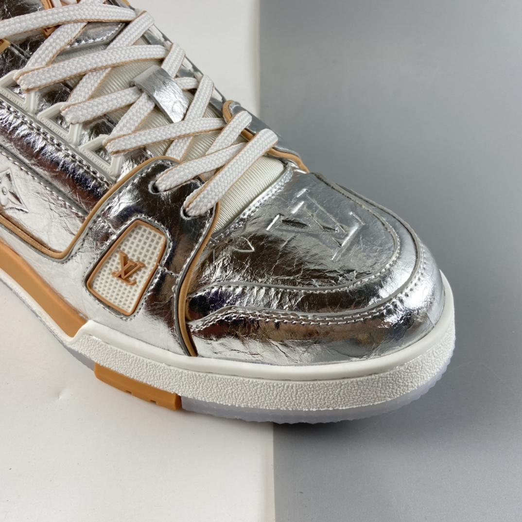 P600  全新LV路易威登Louis vuitton Trainer Sneaker Low休闲运动文化百搭篮球板鞋“锡箔银燕麦棕”1A9969