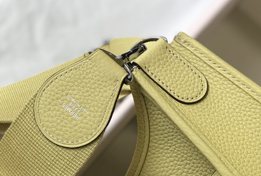 Hermès Evelyne III 29 PM Lemon Clemence Leather Crossbody Bag Adjustable Strap 8 i1629879992 3822 7
