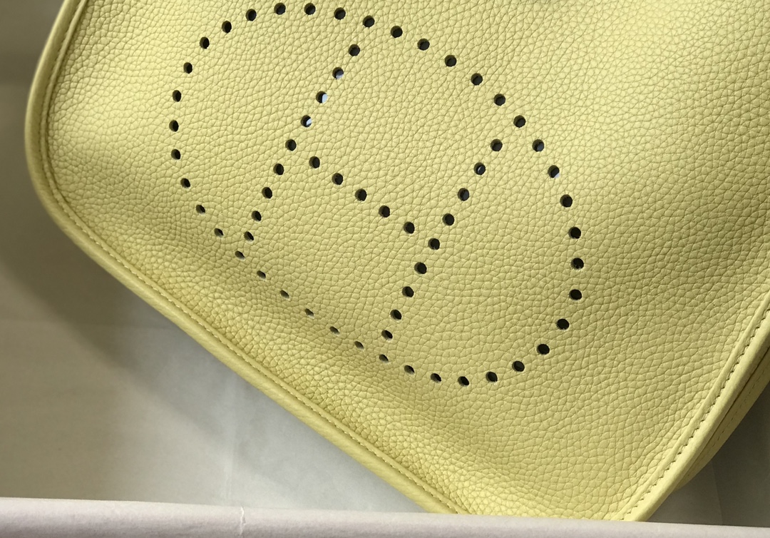 Hermès Evelyne III 29 PM Lemon Clemence Leather Crossbody Bag Adjustable Strap 5 i1629879992 7175 4
