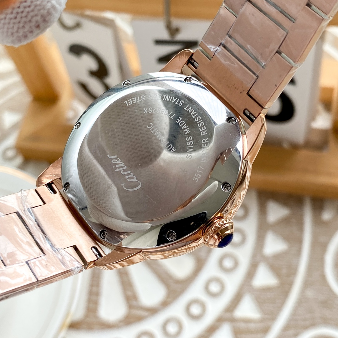 カルティエ 男性用腕時計 クラシックデザインと高級素材