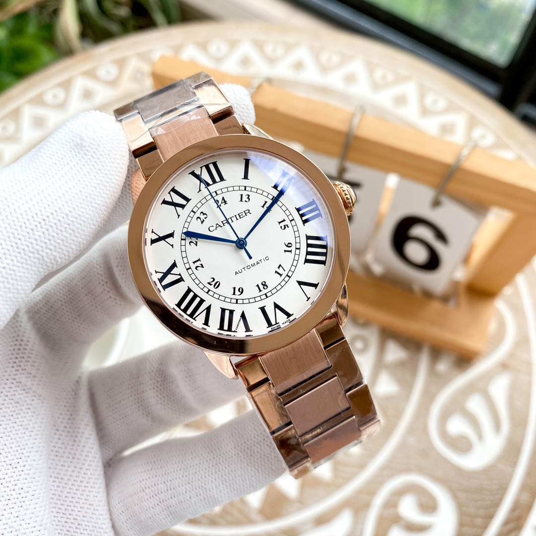 カルティエ 男性用腕時計 クラシックデザインと高級素材