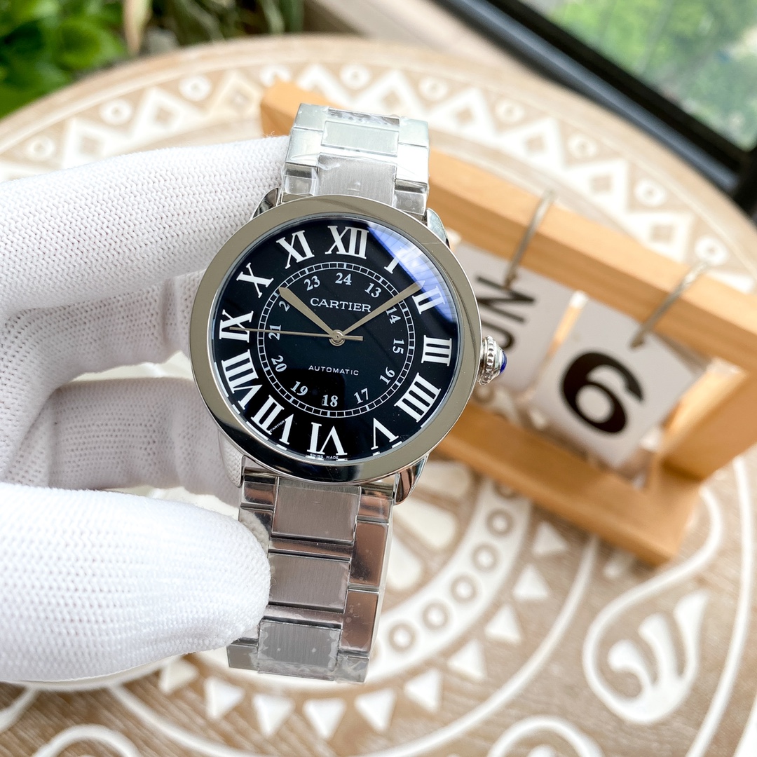 カルティエ 男性用腕時計 クラシックデザインと高級素材