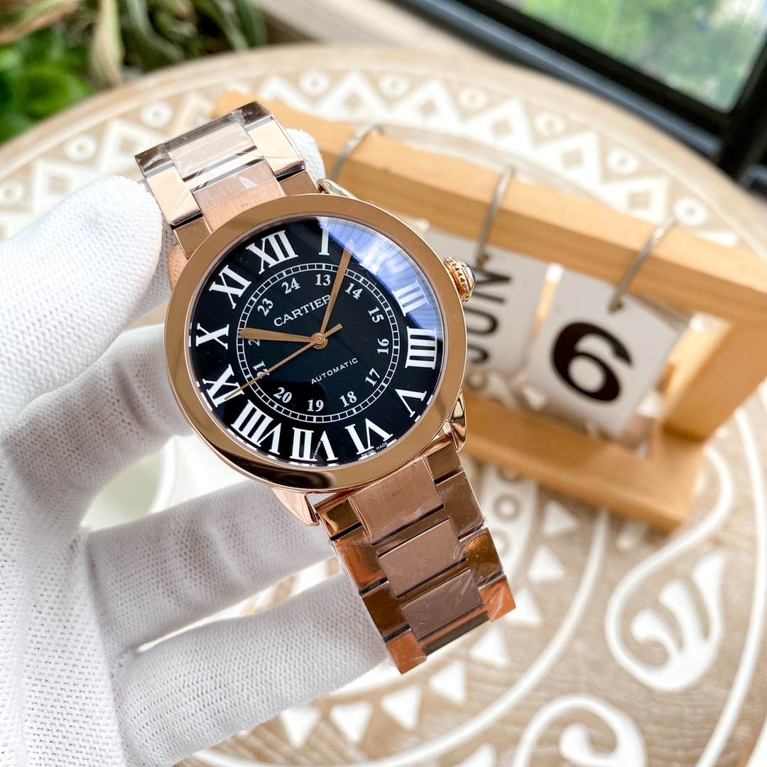 カルティエ 男性用腕時計 クラシックデザインと高級素材