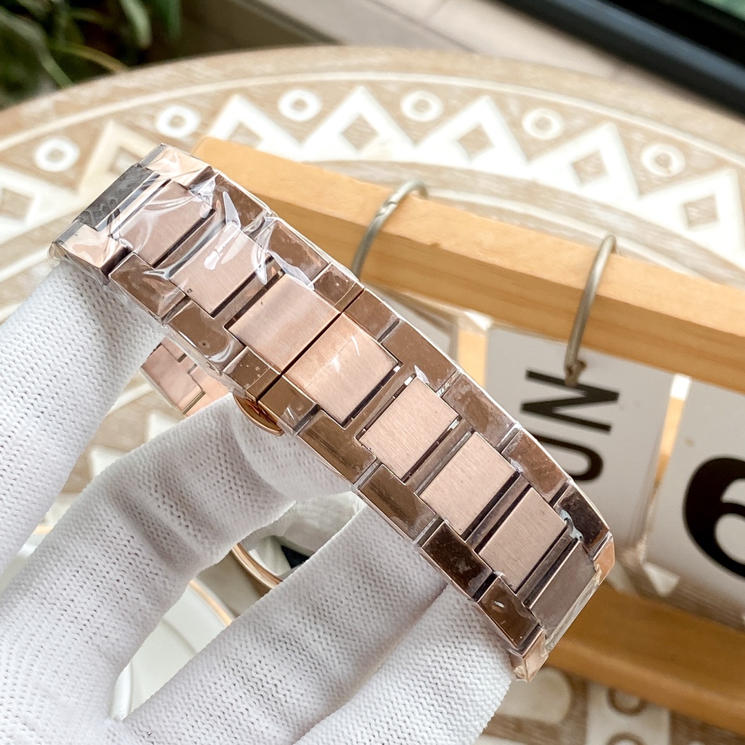 カルティエ 男性用腕時計 クラシックデザインと高級素材