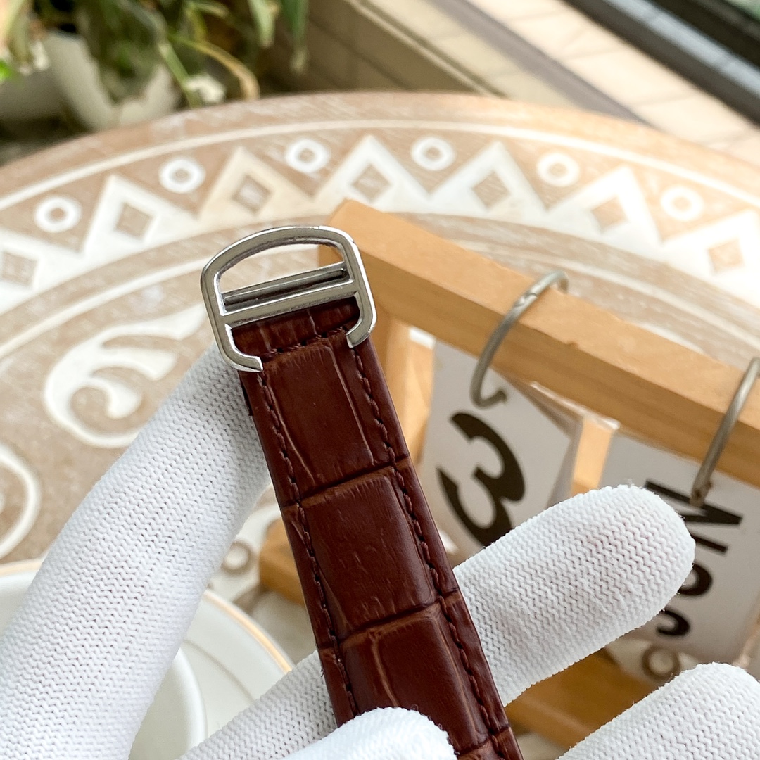 カルティエ 男性用腕時計 クラシックデザインと高級仕様