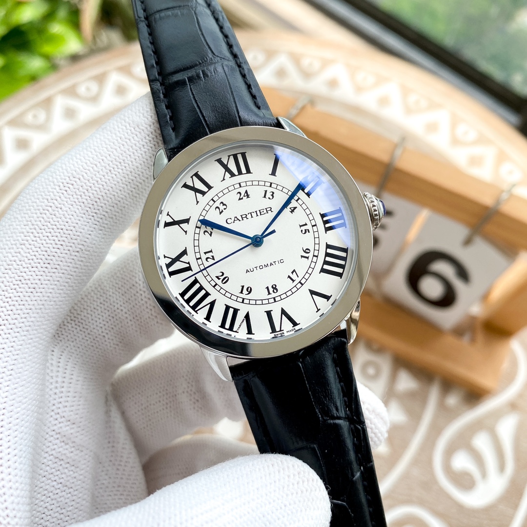 カルティエ 男性用腕時計 クラシックデザインと高級仕様