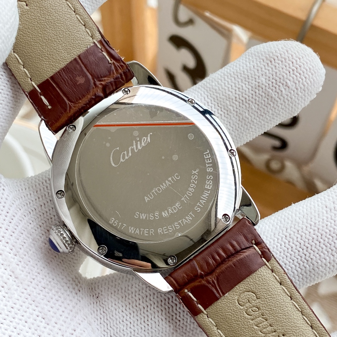 カルティエ 男性用腕時計 クラシックデザインと高級仕様